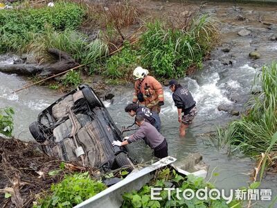 快訊／載哥哥出門…整台車「翻下河床」半車泡水！新北男送醫不治