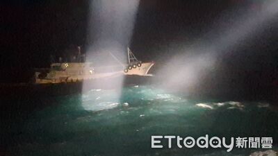 中國漁船越界「偷撈白金」！海巡署七美海域逮5艘　全數強制驅離