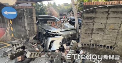 休旅車被追尾！撞垮國民黨台中市黨部圍牆　3人受傷畫面曝