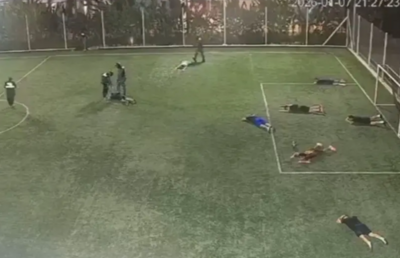 槍手扮警察闖球場「行刑式槍殺」　全場趴地不動驚恐目睹全程