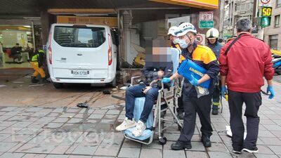 快訊／三立採訪車撞進彰化銀行！　「10人輕重傷」送醫搶救中