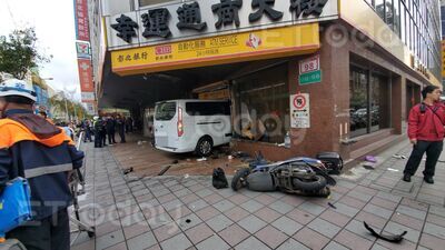 三立採訪車猛撞彰銀「釀10傷」！警查扣車輛　將送相關機關鑑定