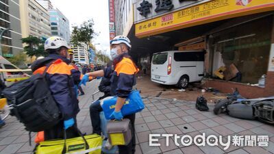 採訪車撞銀行「2人意識不清」送台大　1人腦部出血積極救治中