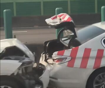 快訊／「紅斑馬」遭KO！國1北彰化路段被追撞　警車後廂慘開花