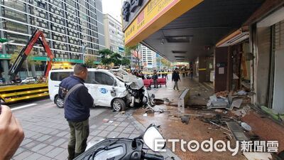 採訪車猛撞銀行!3重傷者傷勢曝光 1女胸腔多處骨折搶救中