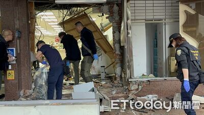 彰銀整面牆被撞穿！三立採訪車拖出畫面曝　嚴重變形車頭全毀吊離