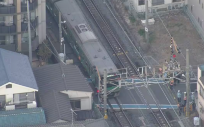 日本17歲少年搭電車「朝乘客揮剪刀」！　警緊急制伏逮捕　