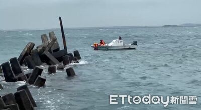 澎湖鳥嶼港漁船擱淺！船員落海獲救送醫　船主失蹤搜救中