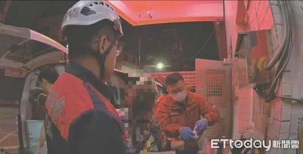 ▲東港警緊急協助受傷的劉婦。（圖／記者陳崑福翻攝）