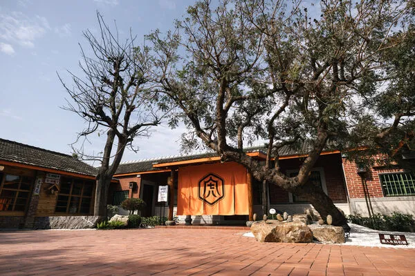 ▲「虎珍堂森之院」座落於虎尾交流道與雲林高鐵站之間，讓老三合院在綠意中重獲新生。（圖／業者提供）