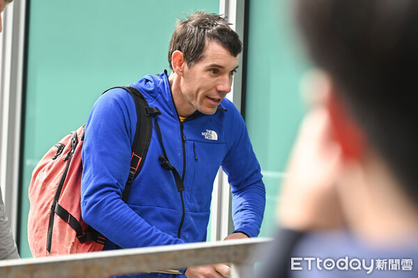 ▲▼美國自由攀岩名將霍諾德（Alex Honnold）將於台灣時間24日挑戰徒手攀登台北101，今(23)日持續來到台北101試爬。（圖／記者李毓康攝）