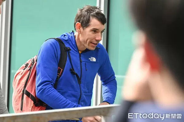 ▲▼美國自由攀岩名將霍諾德（Alex Honnold）將於台灣時間24日挑戰徒手攀登台北101，今(23)日持續來到台北101試爬。（圖／記者李毓康攝）