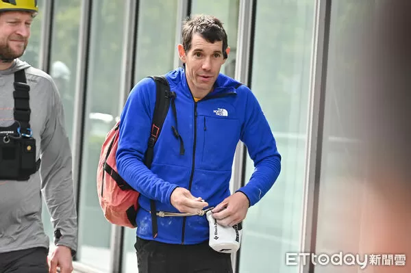 ▲▼美國自由攀岩名將霍諾德（Alex Honnold）將於台灣時間24日挑戰徒手攀登台北101，今(23)日持續來到台北101試爬。（圖／記者李毓康攝）