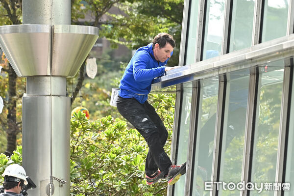 ▲▼美國自由攀岩名將霍諾德（Alex Honnold）將於台灣時間24日挑戰徒手攀登台北101，今(23)日持續來到台北101試爬。（圖／記者李毓康攝）