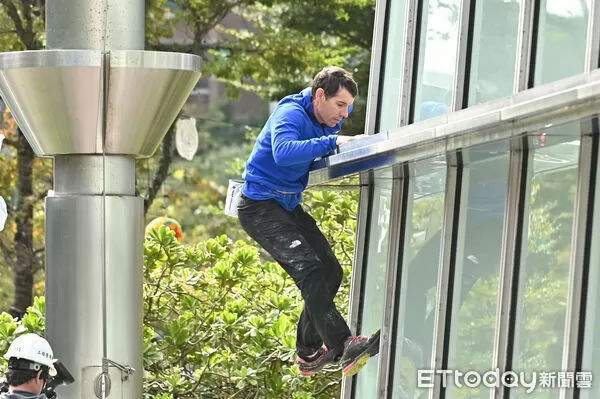 ▲▼美國自由攀岩名將霍諾德（Alex Honnold）將於台灣時間24日挑戰徒手攀登台北101，今(23)日持續來到台北101試爬。（圖／記者李毓康攝）