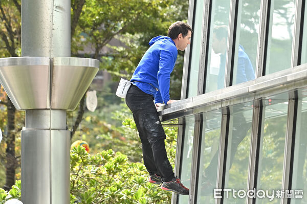 ▲▼美國自由攀岩名將霍諾德（Alex Honnold）將於台灣時間24日挑戰徒手攀登台北101，今(23)日持續來到台北101試爬。（圖／記者李毓康攝）