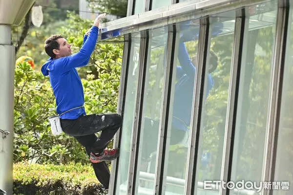 ▲▼美國自由攀岩名將霍諾德（Alex Honnold）將於台灣時間24日挑戰徒手攀登台北101，今(23)日持續來到台北101試爬。（圖／記者李毓康攝）