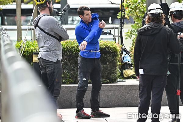 ▲▼美國自由攀岩名將霍諾德（Alex Honnold）將於台灣時間24日挑戰徒手攀登台北101，今(23)日持續來到台北101試爬。（圖／記者李毓康攝）