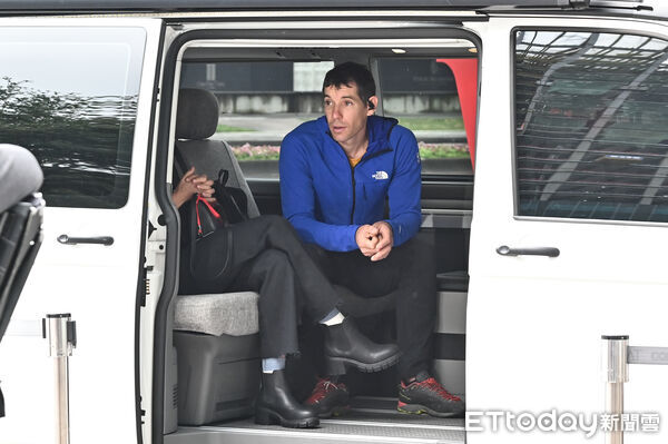 ▲▼美國自由攀岩名將霍諾德（Alex Honnold）將於台灣時間24日挑戰徒手攀登台北101，今(23)日持續來到台北101試爬。（圖／記者李毓康攝）