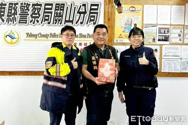 ▲潘貴蘭議員致贈在地禮盒，慰勞關山警察分局員警。（圖／記者楊晨東翻攝）
