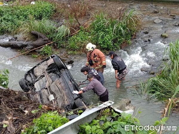快訊／載哥哥出門…整台車「翻下河床」半車泡水！新北男送醫不治