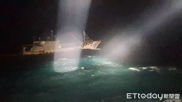 ▲▼海巡署金馬澎分署於澎湖七美海域查獲越界捕撈的中國籍漁船。（圖／記者陳洋翻攝）