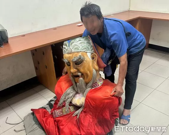 ▲▼假扮土地公             。（圖／記者陳宏瑞翻攝）