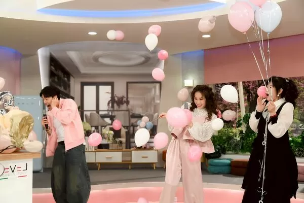 ▲張齡予(中)宣布懷女娃，已四個月大。（圖／三立提供）