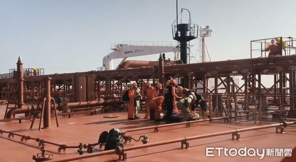 ▲▼外籍油輪驚傳2船員「斷手斷腳」　空勤直升機降落甲板救援。（圖／記者賴文萱翻攝）