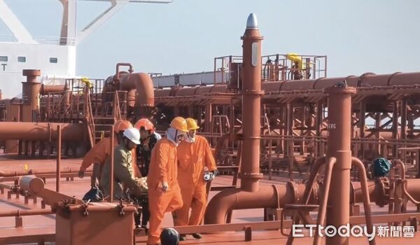 ▲▼外籍油輪驚傳2船員「斷手斷腳」　空勤直升機降落甲板救援。（圖／記者賴文萱翻攝）