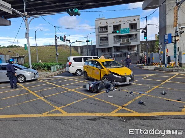 ▲▼三重河邊北街雙載機車疑闖紅燈撞計程車。（圖／記者陸運陞翻攝）
