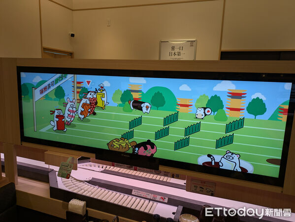 ▲壽司郎台灣首家數位迴轉門市1/26開幕　壽司檯變成150公分巨型螢幕。（圖／記者黃士原攝）