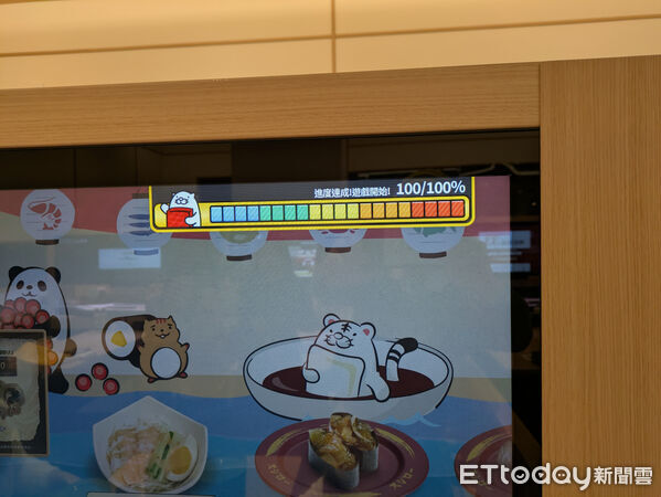 ▲壽司郎台灣首家數位迴轉門市1/26開幕　壽司檯變成150公分巨型螢幕。（圖／記者黃士原攝）