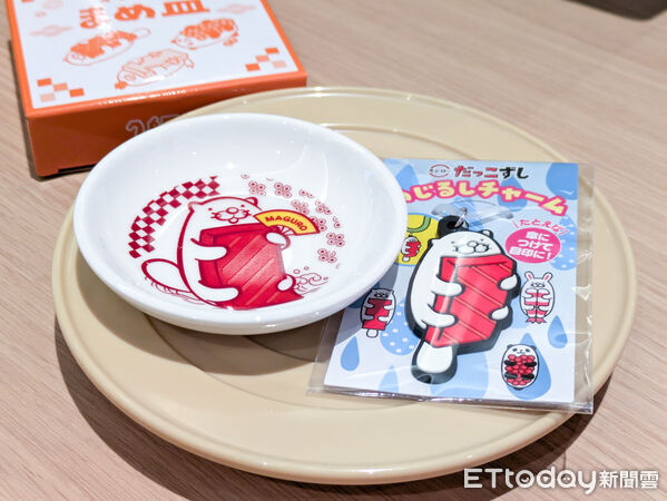 ▲壽司郎台灣首家數位迴轉門市1/26開幕　壽司檯變成150公分巨型螢幕。（圖／記者黃士原攝）