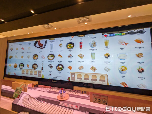 ▲壽司郎台灣首家數位迴轉門市1/26開幕　壽司檯變成150公分巨型螢幕。（圖／記者黃士原攝）