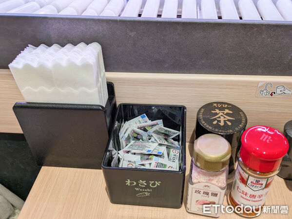 ▲壽司郎台灣首家數位迴轉門市1/26開幕　壽司檯變成150公分巨型螢幕。（圖／記者黃士原攝）