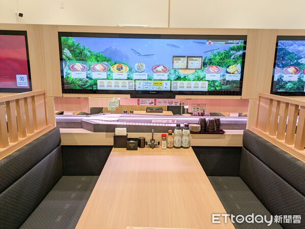 ▲壽司郎台灣首家數位迴轉門市1/26開幕　壽司檯變成150公分巨型螢幕。（圖／記者黃士原攝）