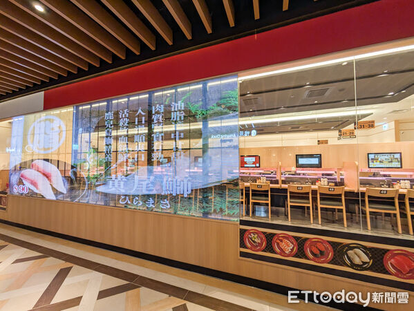 ▲壽司郎台灣首家數位迴轉門市1/26開幕　壽司檯變成150公分巨型螢幕。（圖／記者黃士原攝）