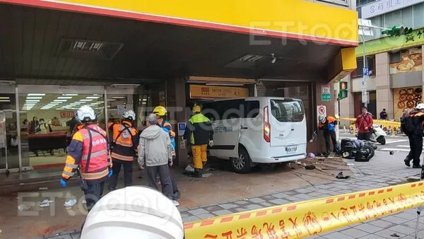 ▲三立採訪車撞入一江街、南京東路口的彰化銀行。（圖／記者黃彥傑攝）