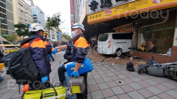 ▲三立採訪車撞入一江街、南京東路口的彰化銀行。（圖／記者黃彥傑攝）