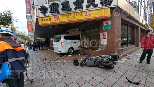 ▲三立採訪車撞入一江街、南京東路口的彰化銀行。（圖／記者黃彥傑攝）