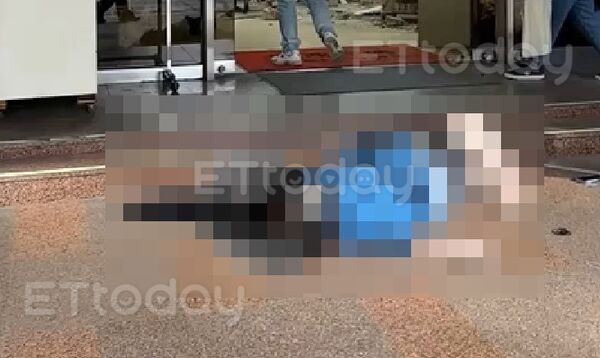 ▲三立採訪車撞入一江街、南京東路口的彰化銀行。（圖／記者黃彥傑攝）