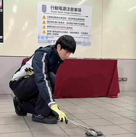 ▲▼北捷已於全線117個車站配置鐵桶、夾子、耐熱手套及瓶裝水等行動電源減火緊急應變工具。（圖／北捷提供）