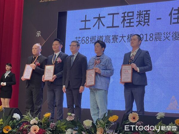 ▲▼花蓮縣政府建設處處長鄧子榆與工程、營造公司團隊一同上台受獎。（圖／花蓮縣政府提供，下同）