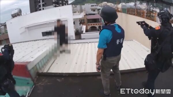 ▲▼南投警方攻堅詐騙機房，在4樓屋頂逮捕槍毒通緝犯。（圖／警方提供，下同）