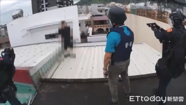▲▼南投警方攻堅詐騙機房，在4樓屋頂逮捕槍毒通緝犯。（圖／警方提供，下同）