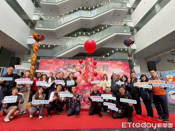 ▲台中市府與商圈代表共同出席成果展示活動，象徵地方經濟與生活文化的持續累積。（圖／記者游瓊華翻攝）