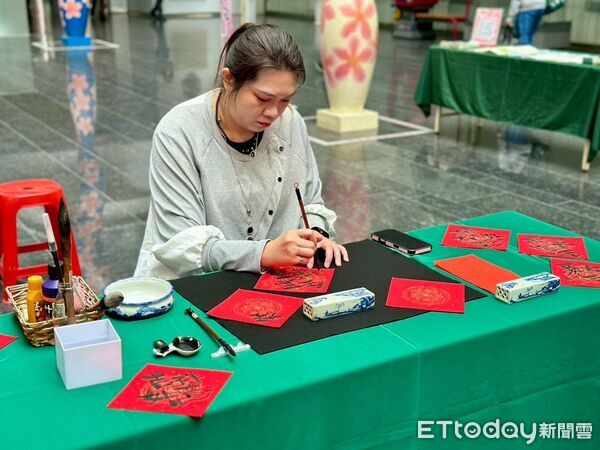 ▲台中市府與商圈代表共同出席成果展示活動，象徵地方經濟與生活文化的持續累積。（圖／記者游瓊華翻攝）