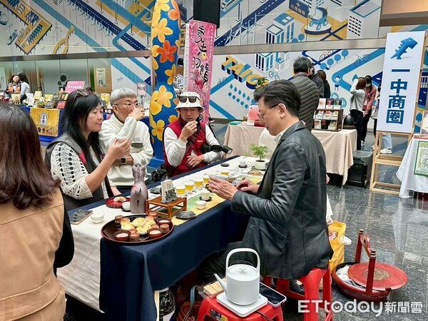 ▲台中市府與商圈代表共同出席成果展示活動，象徵地方經濟與生活文化的持續累積。（圖／記者游瓊華翻攝）
