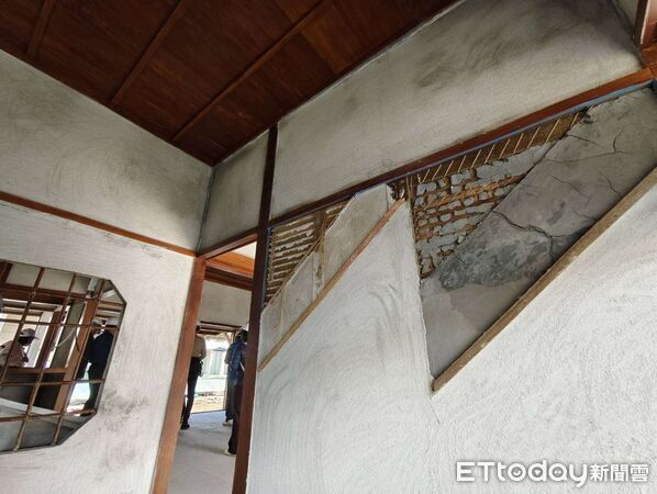 ▲饒平國小舊宿舍修復進度已超過八成，整體木構架構逐漸完整呈現。（圖／記者游瓊華翻攝）